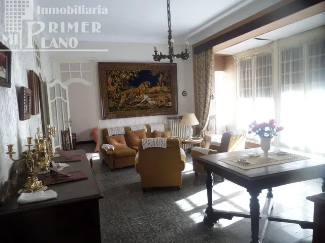 Se ofrece a la venta una espaciosa casa de dos plantas en el