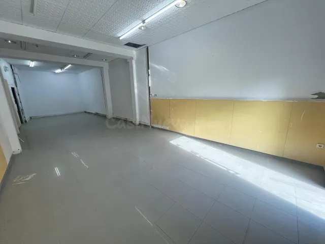 Local comercial en alquiler en la Plaça de les Fonts – Casc  - foto 3