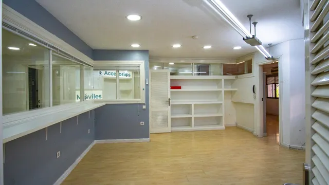 Entreplanta comercial, en el centro de la Gran Avenida de Elda. — 5