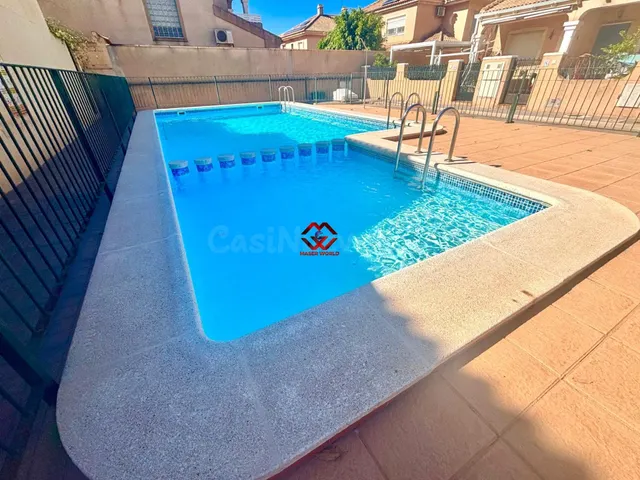 Chalet pareado esquinero con garaje y acceso directo a pisci - foto 3