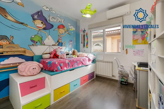 ¡Tu nuevo hogar te espera en Churriana de la Vega! Casa adosada con patio, garaje y futura parada de metro a pocos pasos. — 8