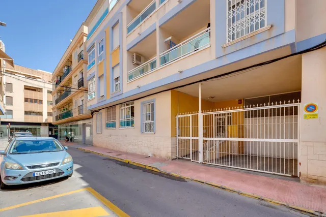 Apartamento de dos dormitorios con piscina comunitaria en el centro de Torrevieja — 42