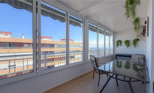 Ático reformado con vistas al mar, enorme terraza y piscina a 50 m de la playa en Torrevieja — 35
