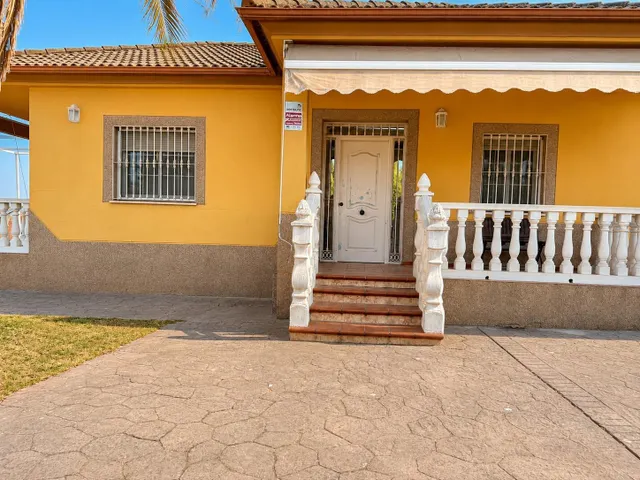 CASA INDEPENDIENTE CON 966 M/2 DE PARCELA EN NUEVO HIGUERON . — 44