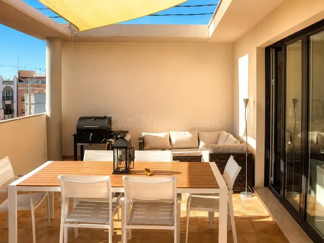 Ático luminoso con gran terraza de uso privado en el corazón
