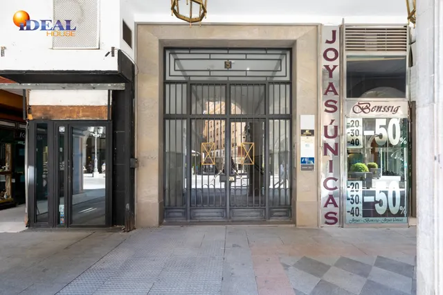 LOCAL COMERCIAL de 210 EN GRANADA. — 24