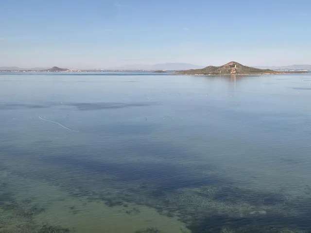 Apartamento situado en la urbanización Torre Luquillo, en el kilómetro 5,5 de La Manga del Mar Menor, que destaca por sus impresionantes vistas tanto al Mar Menor como al mar Mediterráneo. — 34