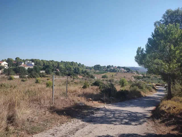 Gran parcela de 11.047 m2 con zona urbanizable y rústica en 