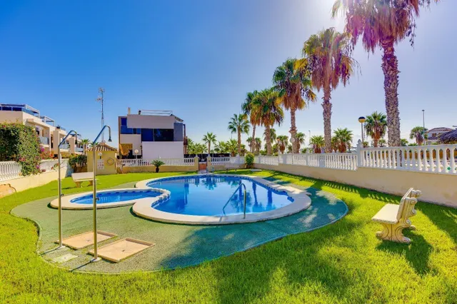 Gran bungalow planta baja en torrevieja: 4 hab, 1 baño — 10