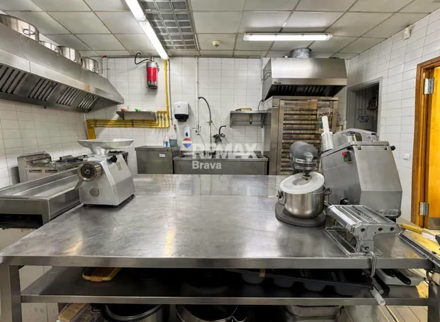 Oportunidad Única: Local comercial. Rostisseria equipada en Venta en Flaçà, Girona. A un paso de la Estación de Tren. — 18
