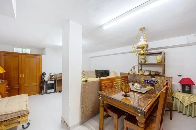 Gran casa unifamiliar con piscina privada, 4 dormitorios y semisótano. — 24