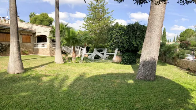 Sensacional villa en urbanización Santa Bárbara. / HH Asesores inmobiliarios. — 2