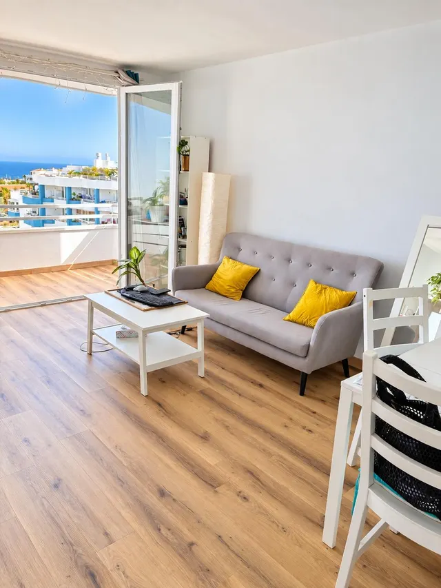 ## Estudio reformado en Amarilla Golf con vistas al mar — 7