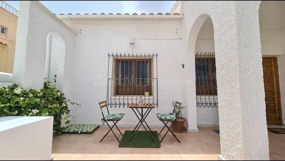 SE ALQUILA PRECIOSO CHALET CON PARCELA PRIVADA Y JARDÍN EN LA MARINA - ALICANTE