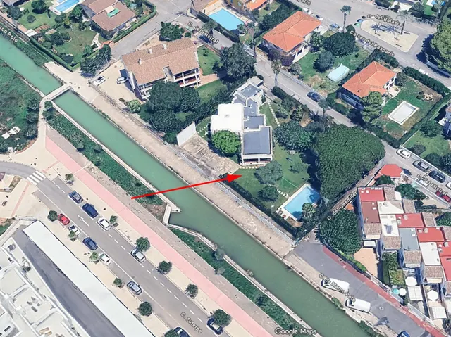 Se vende villa próxima al término municipal de Benicàssim, muy cerca de la playa. La casa está sobre una parcela de 1.889 m2, de la cual saldrían 3 parcelas de 629 m2 en caso de querer dividir el — 21