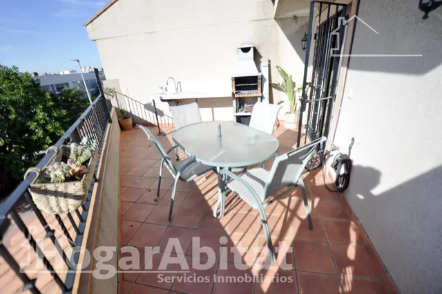Exclusivo adosado totalmente reformado con terrazas, buhardilla, vistas despejadas y garaje doble — 13