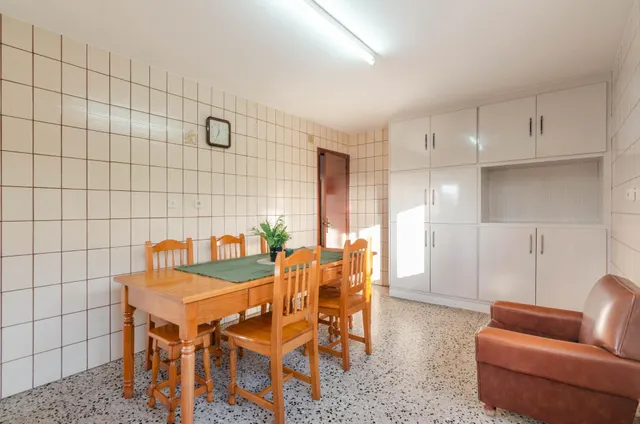 Casa con finca, seis dormitorios y amplio garaje a tres minutos del centro de noreña — 28
