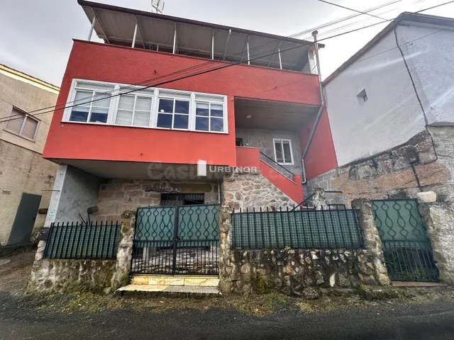 ¡Se Vende Casa con Encanto a Solo 6 km de Ourense!