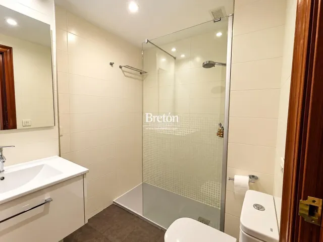 Interesante piso con plaza de garaje y trastero junto a Avenida Goya. — 12