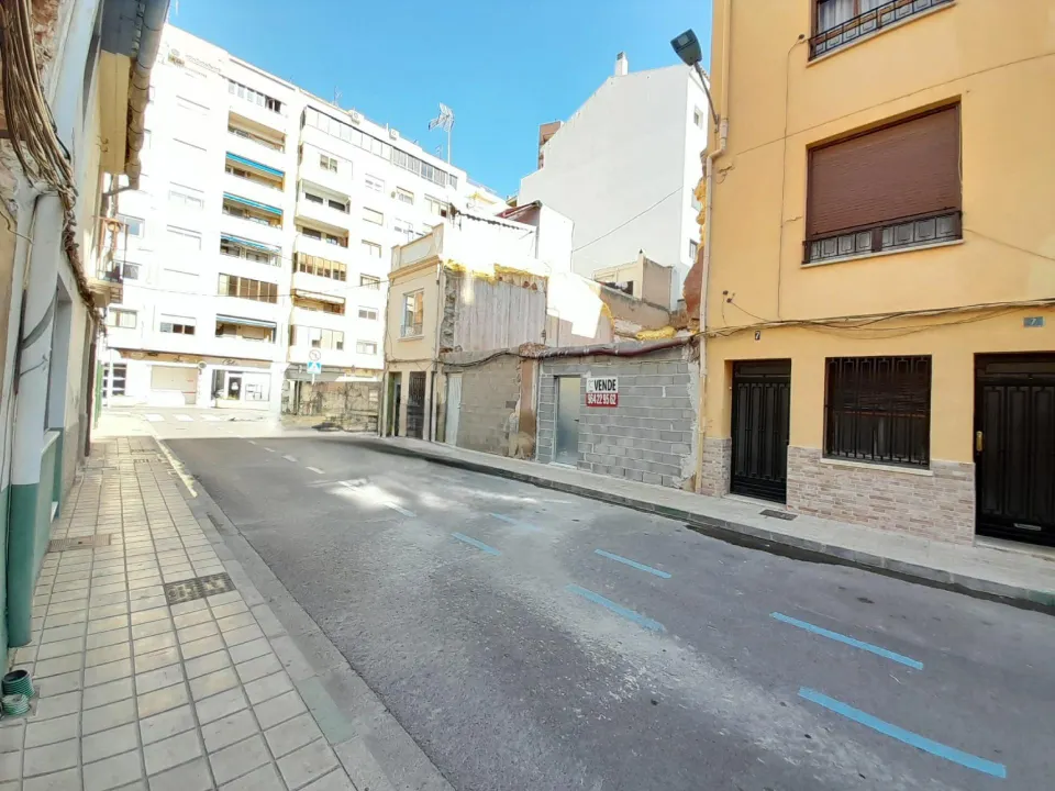 Solar urbano vallado en zona semicéntrica de Castellón.