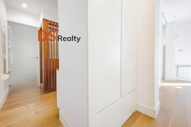 Ds realty presenta | vivienda exterior con tres balcones y terraza frente al templo de debod — 31