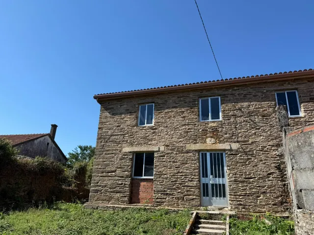 CASA CON FINCA DE 900 M2, EN TOURO, A 20 MIN DE SANTIAGO