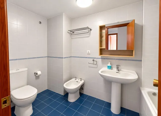 Piso reformado de 3 habitaciones con balcón — 10
