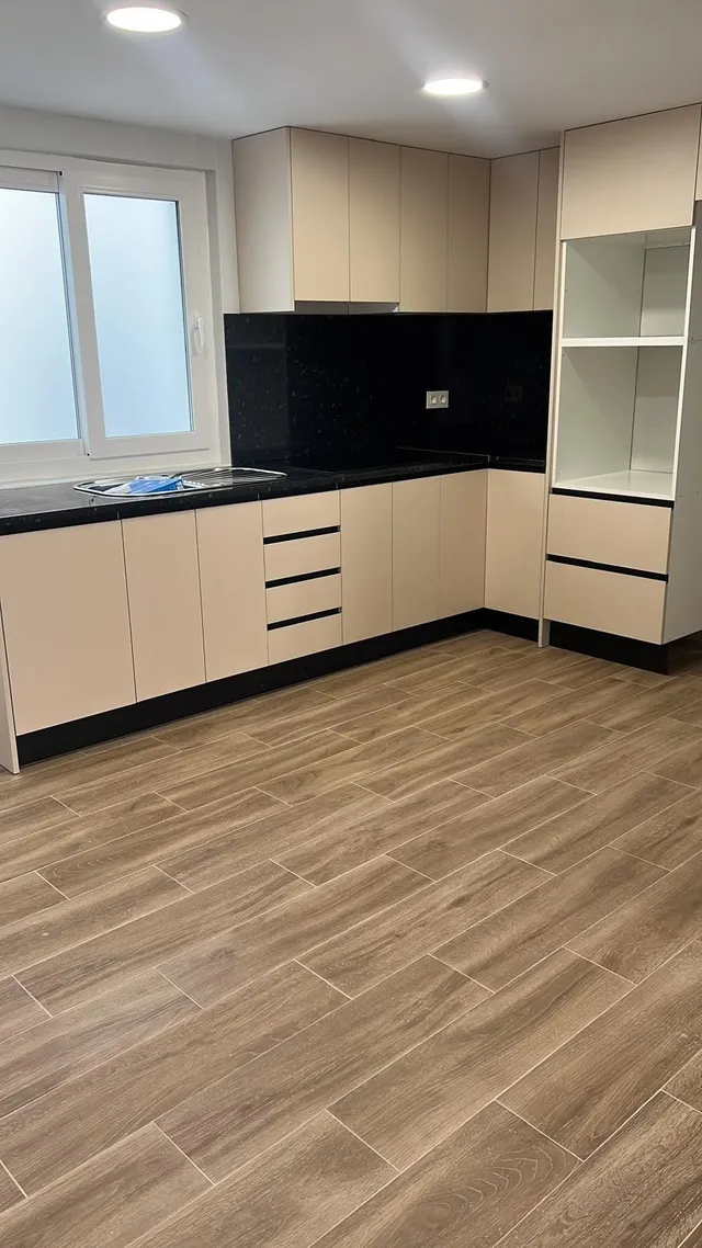 Apartamento con terraza, Alicante, Torrevieja. 2 habitaciones, 80 m2, 90 metros al mar — 36