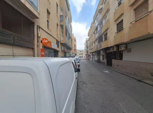 SE VENDE piso OKUPA en C General Prim 3 de Roquetas de Mar - foto 3
