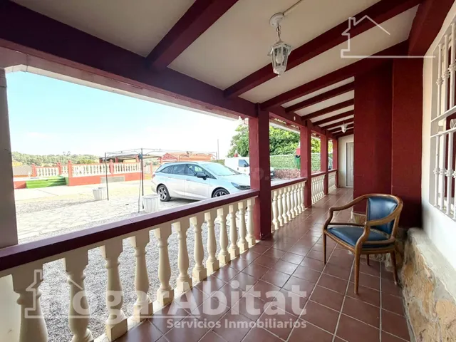 Chalet con piscina, garaje, terraza y barbacoa — 2
