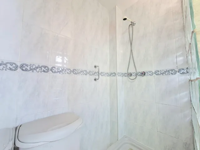 Ponemos en VENTA este Bajo con terraza y amplia cochera cerr - foto 4