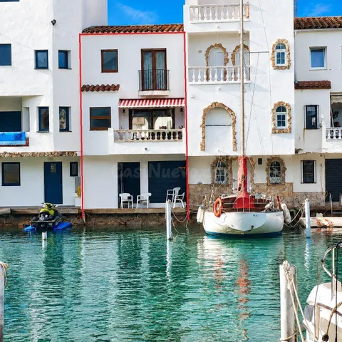 Casa amueblada y con amarre privado. Bonitas vistas a los canales de Ampuriabrava.