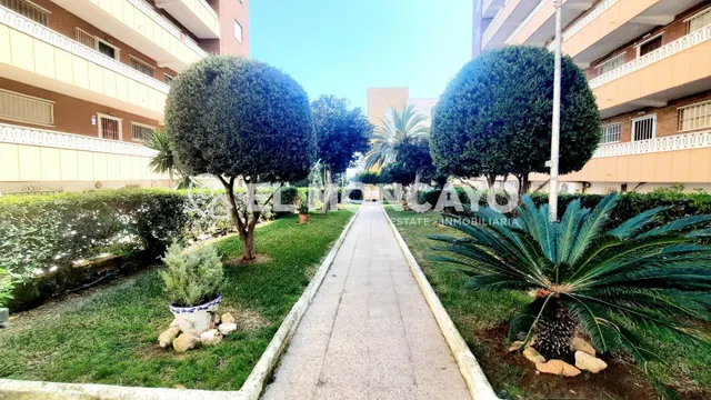 Fantástico apartamento con vistas laterales al mar en Punta Prima, Alicante, Costa Blanca — 23