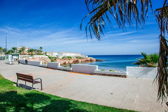 Bungalow de dos dormitorios y piscina comunitaria en Orihuela Costa — 44