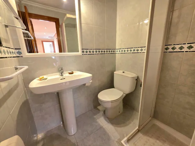 Amplia Vivienda en Alquiler con Terraza en Castellón. — 18