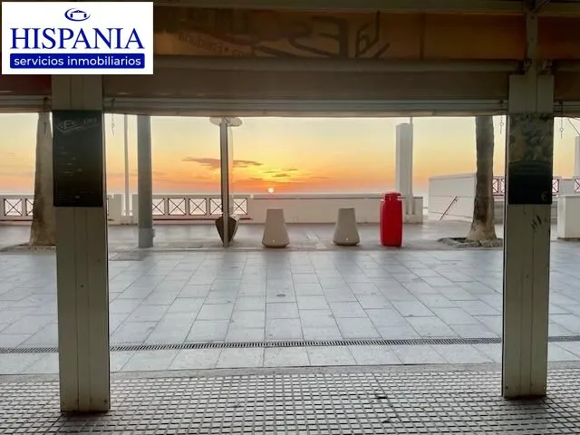 Se vende local en pleno Paseo Marítimo con licencia. — 2