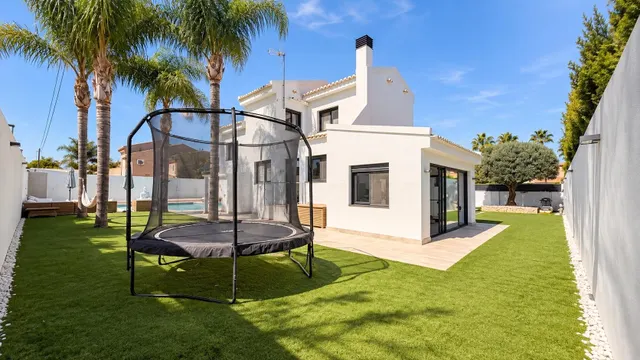 ESPECTACULAR VIVIENDA REFORMADA CON PISCINA, BODEGA, GIMNASIO Y UNA EXCEPCIONAL PRIVACIDAD — 37