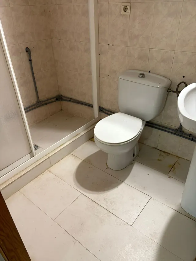 Se vende local en excelente ubicación, con un baño y patio, con techos altos. — 9