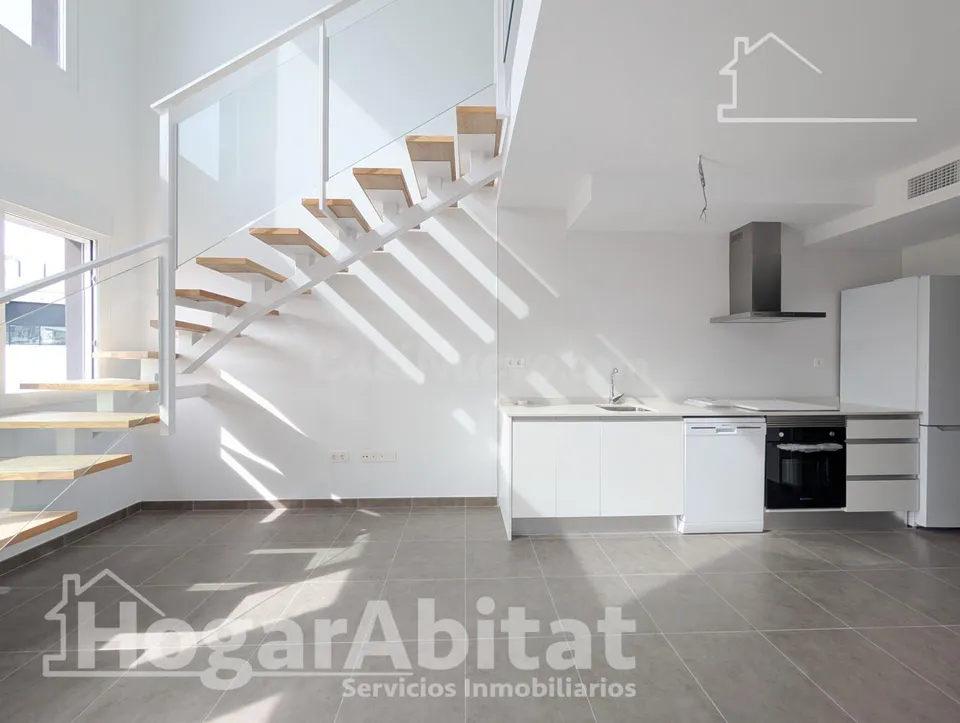 Estrena estilo de vida en este moderno adosado con gran porche, terraza, patio y piscina comunitaria