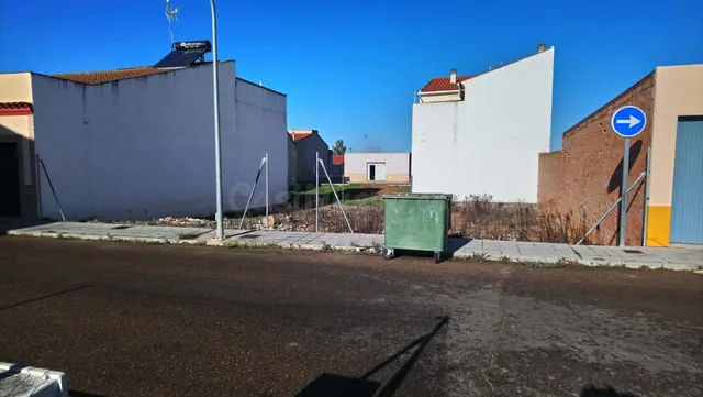 MONTIJO, SOLAR URBANO, CON ACOMETIDAS DE LUZ Y AGUA, ZONA RE