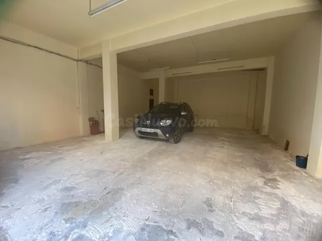 Alquiler garaje amplio y funcional con capacidad para 2 coch