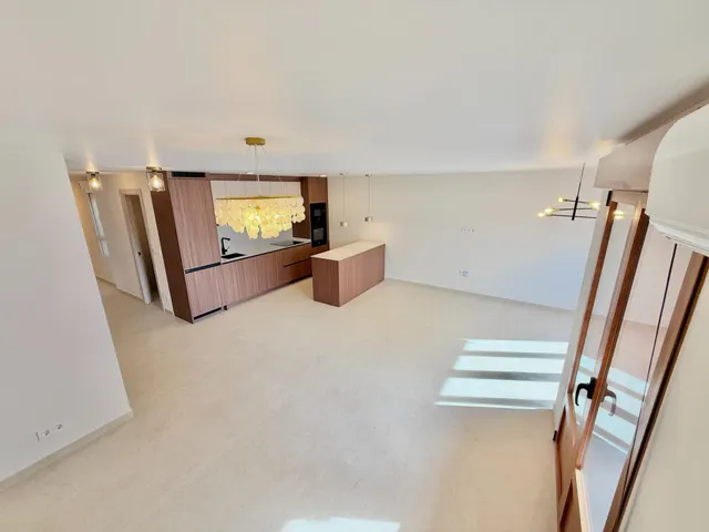 Piso reformado de 3 dormitorios y 2 baños a 200 metros del mar en el centro de Torrevieja — 17