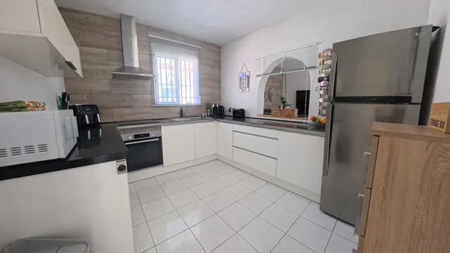 Chalet independiente de 4 habitaciones con piscina divida en dos plantas individuales — 13
