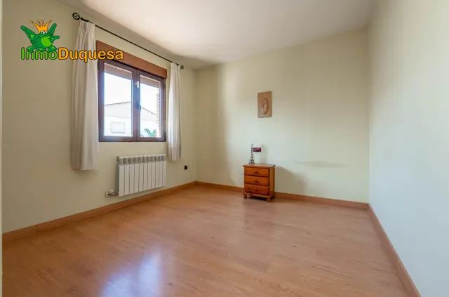 CHALET dividido en dos viviendas con piscina y zona ajardinadas. — 21
