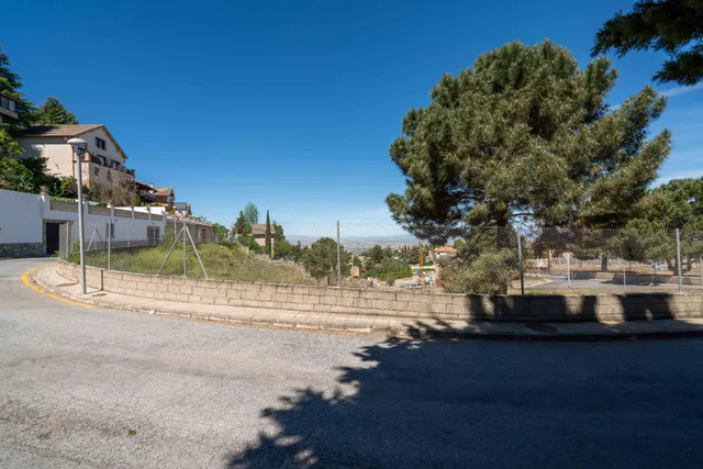 Parcela urbana de 2.000 m2 en la Zubia en un entorno único. — 11