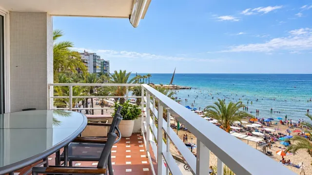 EXCLUSIVO DÚPLEX EN PRIMERA LÍNEA DE PLAYA CON DOS TERRAZAS 