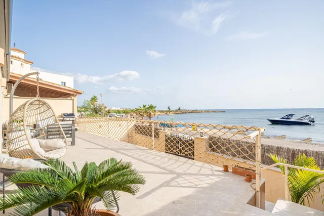 Casa con piscina en primera línea de mar en Cala Gamba — 3