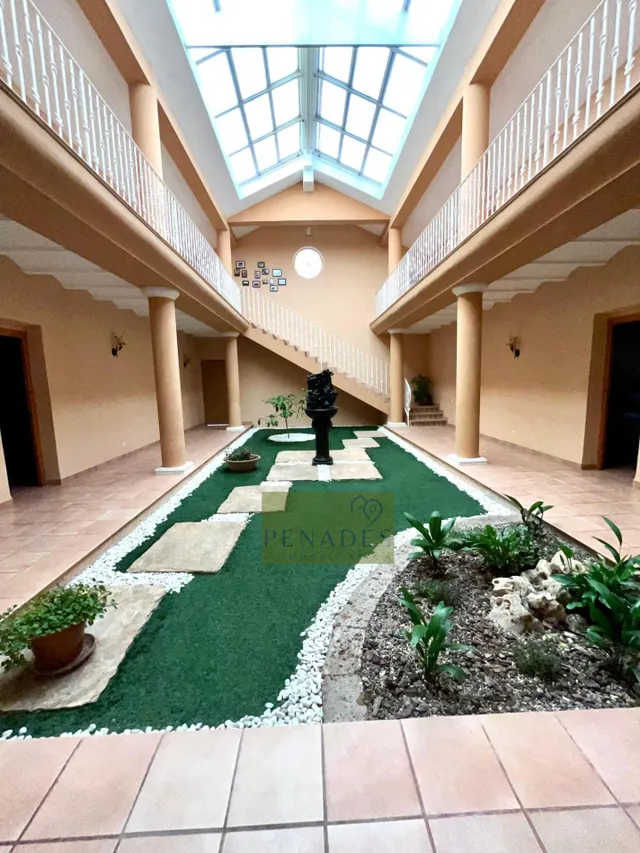 Espectacular chalet a la venta con impresionante jardín interior — 4