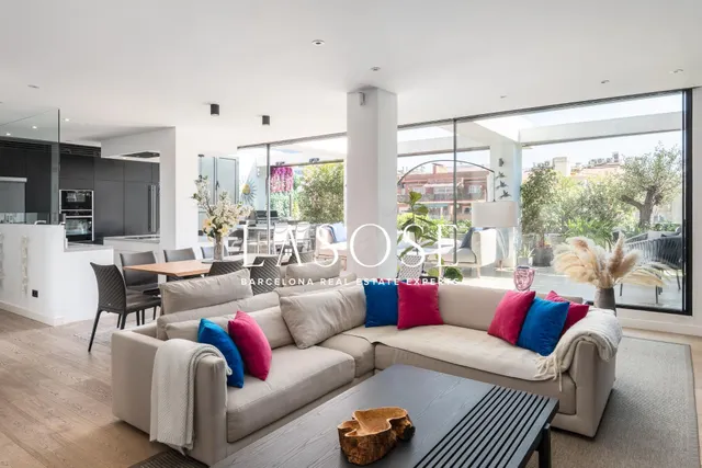 Exclusivo Ático Dúplex con Piscina Privada y Tres Terrazas e
