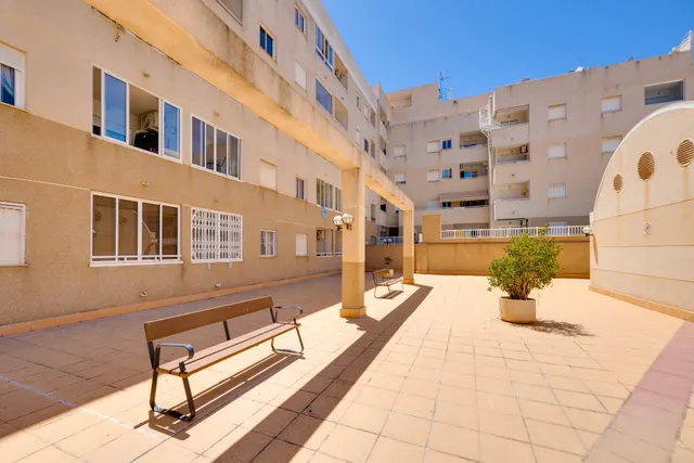 Apartamento 2 dormitorios con parking y piscina comunitaria en Torrevieja — 21